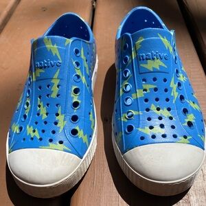 Native kids shoes - Blue with Neon Green Lightning